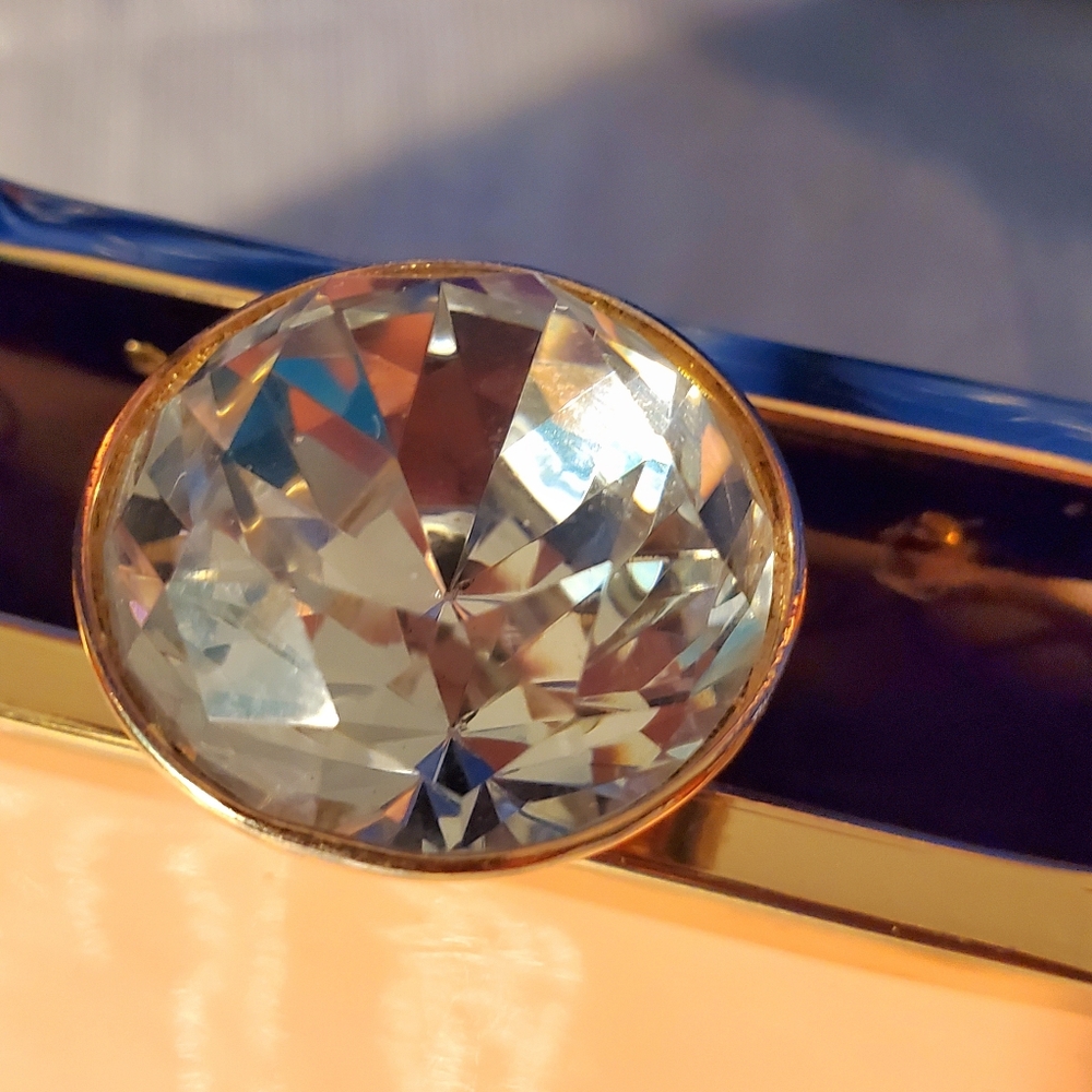Elegant Handbag with a Vintage-Syle Metal Frame and a Crystal Closure - Picture 12 of 13